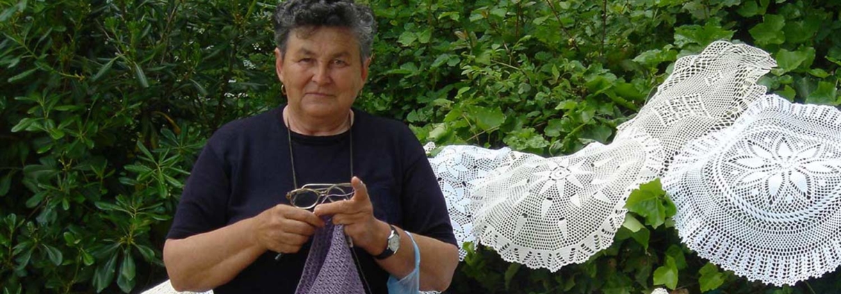 sweet lady making heklanje