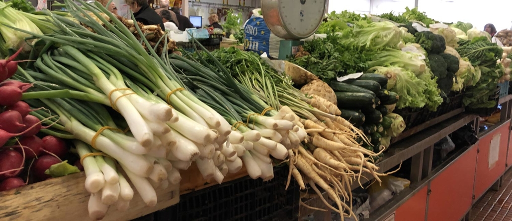 mladi luk at the farmers market